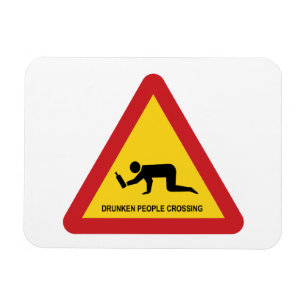 DROOGGENDE MENSEN DIE DE VERKEERSZIJDE OVERSCHRIJD MAGNEET