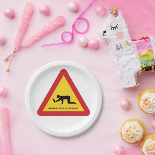 DROOGGENDE MENSEN DIE DE VERKEERSZIJDE OVERSCHRIJD PAPIEREN BORDJE (Feest)