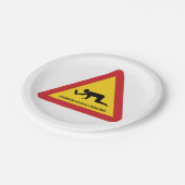 DROOGGENDE MENSEN DIE DE VERKEERSZIJDE OVERSCHRIJD PAPIEREN BORDJE (Gekanteld)