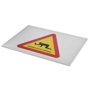 DROOGGENDE MENSEN DIE DE VERKEERSZIJDE OVERSCHRIJD SNIJPLANK