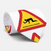 DROOGGENDE MENSEN DIE DE VERKEERSZIJDE OVERSCHRIJD STROPDAS (Opgerold)