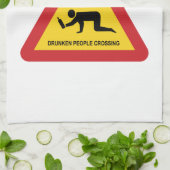 DROOGGENDE MENSEN DIE DE VERKEERSZIJDE OVERSCHRIJD THEEDOEK (Gevouwen)