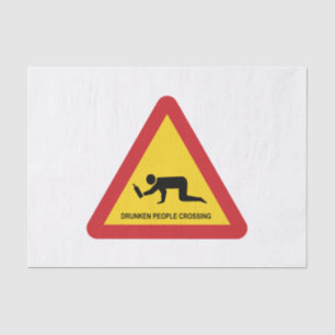 DROOGGENDE MENSEN DIE DE VERKEERSZIJDE OVERSCHRIJD TISSUEPAPIER