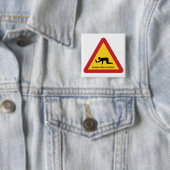 DROOGGENDE MENSEN DIE DE VERKEERSZIJDE OVERSCHRIJD VIERKANTE BUTTON 5,1 CM (In situ)