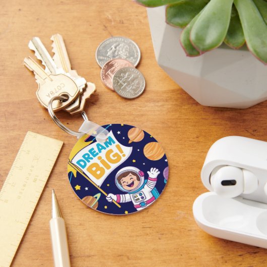 Droom groot met een kind astronaut sleutelhanger (Bureau)
