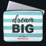 Droom groot, Script tekst, gepersonaliseerd, aange Laptop Sleeve<br><div class="desc">Inspireer uw dagelijkse bezigheden met onze 'Dream Big' Script Text Personalized Custom Color Laptop Sleeve. Deze laptophoes is niet alleen een beschermhoes voor uw apparaat; het is een motivatie stuk dat u aanmoedigt om uw ambities en ambities na te streven. De elegante scripttekst 'Dream Big' dient als een constante herinnering...</div>