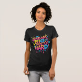 Droom Groot, Werk Hard Vrouwen Beweging T-shirt (Voorkant volledig)