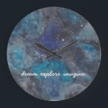 Droom Verkennen Stel je voor Inspirerend Galaxy Sp Grote Klok<br><div class="desc">Inspireer de ruimte of wetenschapsliefhebber in je leven met deze ruimte themaklok met een handgeschilderd sterrenstelsel gevuld met sterren en planeten. Met de woorden "droom",  "verkennen" en "bedenken". Tekst kan volledig worden aangepast. Onderdeel van een collectie van parcel studio's.</div>