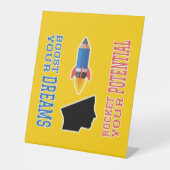 Droombooster en potentiële raket reclamebord met voetstuk (Voorkant)