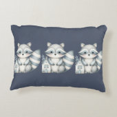 Droomhuisje in het bos bij nachte met wasbeer accent kussen (Achterkant)