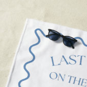 Droomkleurige laatste toast aan de kust blauw strandlaken (In situ)