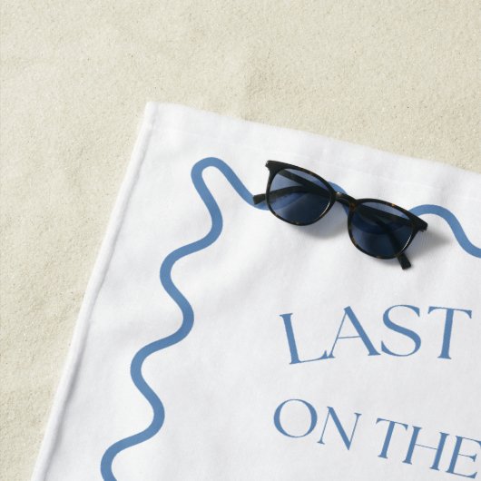 Droomkleurige laatste toast aan de kust blauw strandlaken (In situ)