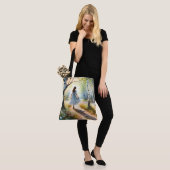 Droommeisje dat door berkenbos danst tote bag (Op model)