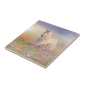 Droompaard rennend door veld van roze bloemen tegeltje (Zijkant)