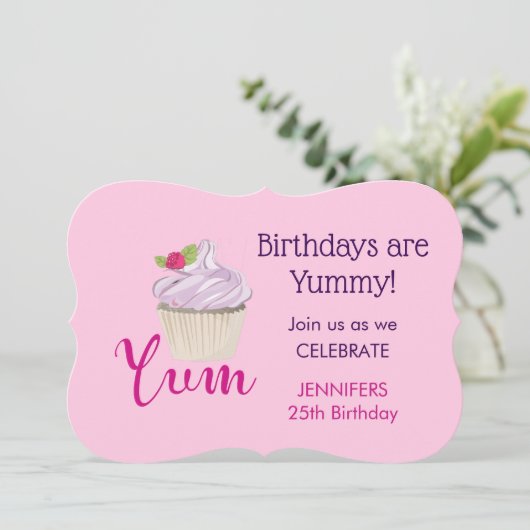 Droomroze Cupcake met Raspberry Yum! Birthday Kaart (Staand voorkant)