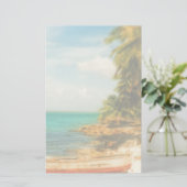 Droomtropisch strand met roeiboot briefpapier (Staand voorkant)