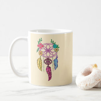 Droomvanger en bloem in de hand gehouden koffiemok