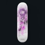 *~* Droomvanger. Heilig Boho Tribal Shamanic Persoonlijk Skateboard<br><div class="desc">* Westerne BOHO Amerikaanse Waterverf Abstracte Dream Catcher Journey met mooie veren als een sjamanistische symbool voor een Native American Spiritueel Healer of BOHEMIAM ontwerp. * . *** De kleuren zijn meestal PAARSE en MAGENTA op WIT. Deze op spirit gebaseerde esoterische populaire boho creative abstracte moderne dromenvanger en veren ontwerp...</div>