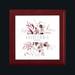 Droomvlies Wedding Bridesmaid Burgundy ID817 Cadeaudoosje<br><div class="desc">Fantastisch gebladerde kledingstukken met kleine bloemaccenten in zacht, droomachtige tinten van crème, taupe en roos met spetters van glitter en unieke ontwerplay-outs maken dit een opwindend collectie, vooral voor herfstbruiloften. De cadeaudoos voor je bruidsmeisje of ander trouwpartijlid, zoals hier getoond, bevat een luchtbladgrens rond een sans serif font 'Bridesmaid' met...</div>