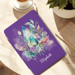 Droomy Boho kristallen Dreamcatcher iPad Mini Cover<br><div class="desc">Deze dromerige boho iPad hoes is voorzien van een groot traanvormig kristal met een prachtige mix van aquamarijn en turquoise kleuren. Fijne loof, hangende kristallen en een droomvanger beschermen je iPad met een vleugje magie. Gepersonaliseerd met jouw naam, deze betoverende cover kunt u een vleugje natuur met u meenemen, waar...</div>