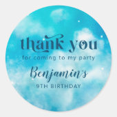 Droomy Cloud Boy Verjaardagsfeestje Favor Ronde Sticker (Voorkant)