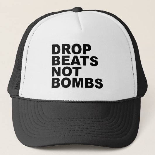 Drop Beats not Bombs Trucker Pet (Voorkant)