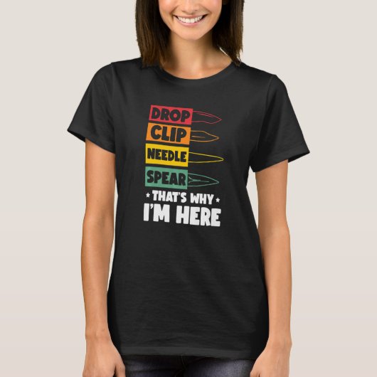 Drop Clip Naald Spear Daarom ben ik hier Knifea T-shirt (Voorkant)