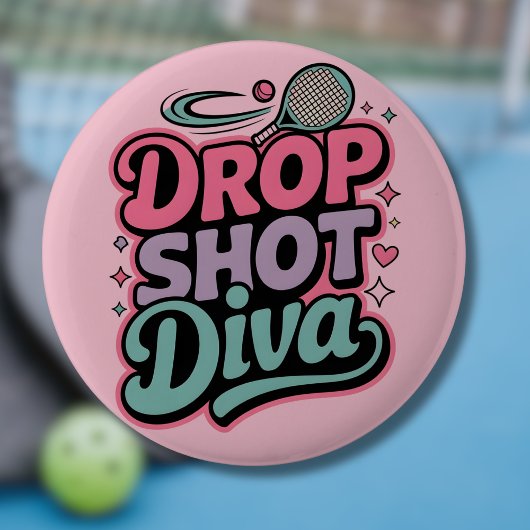 Drop Shot Diva – Felle Pickleball Speler Ronde Button 5,7 Cm
