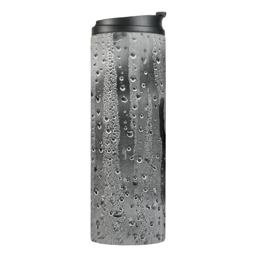 Drops of rain on window thermosbeker (Gedraaid links)