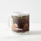 Drowsy Chocolate Labrador Retriever met speelgoed Koffiemok (Voorkant links)