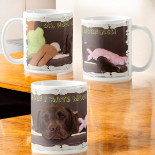 Drowsy Chocolate Labrador Retriever met speelgoed Koffiemok