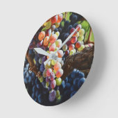 Druiven van overvloed voor wijnliefhebbers en wijn ronde klok (Hoek)