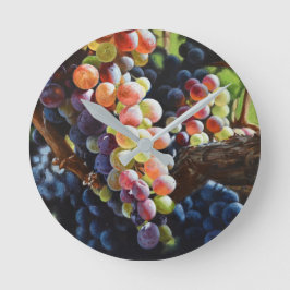 Druiven van overvloed voor wijnliefhebbers en wijn ronde klok