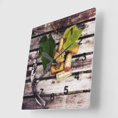 Druivenblad, kurken van wijnflessen en kurkentrekk vierkante klok (Hoek)