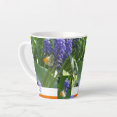 Druivenhyacinth met Butterfly Design Latte Mok (Linkerhoek)