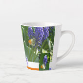 Druivenhyacinth met Butterfly Design Latte Mok (Rechts)
