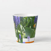 Druivenhyacinth met Butterfly Design Latte Mok (Voorkant)