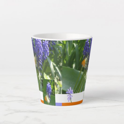 Druivenhyacinth met Butterfly Design Latte Mok (Voorkant)