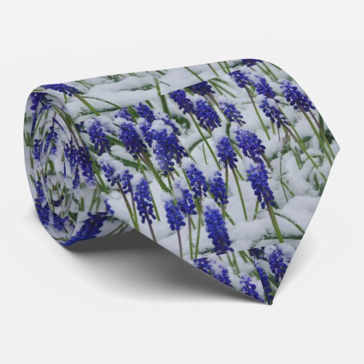 Druivenhyacinths in sneeuwStropdas Stropdas (Opgerold)