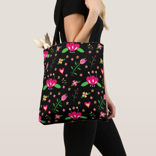 Druk bloempatroon op zwart tote bag (Dichtbij)