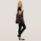 Druk bloempatroon op zwart tote bag (Op model)
