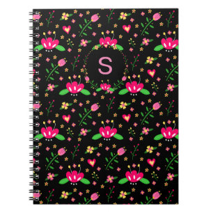 Druk bloempatroon op zwarte monogram notitieboek