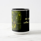 Drukke Bee Coffee Break Tweekleurige Koffiemok (Center)