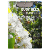 Drukke bijen bouwen grotere bonussen witte bloemen klembord (Voorkant)