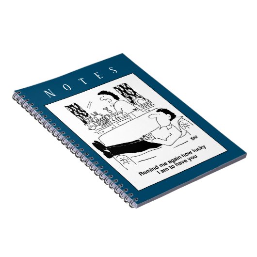 Drukke vrouw terwijl luie man rust. Grappige omsla Notitieboek (Rechterzijde)