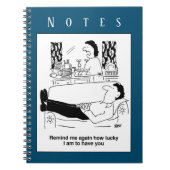 Drukke vrouw terwijl luie man rust. Grappige omsla Notitieboek (Voorkant)