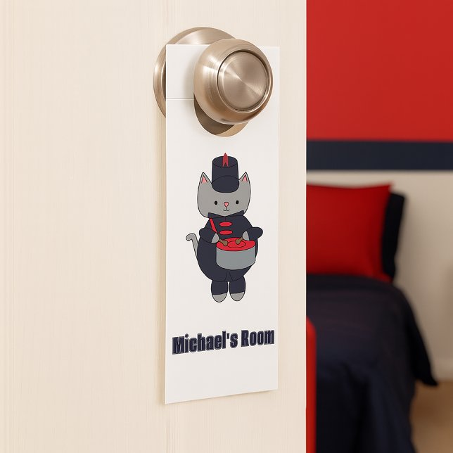 Drum Cat Marching Band Navy Blue Red Personalize Deurhanger (A door hanger featuring a cat playing the drums in a navy blue & red marching band uniform.)
