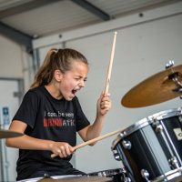 Drum Kinder Grappige Quote met Rood Wit Typografie
