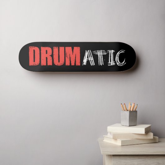 Drumatic Funny Quote met Rode en Witte Tekst Persoonlijk Skateboard (Muurkunst (Horizontaal))