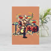 Drummer die zijn drumstel speelt kaart (Staand voorkant)